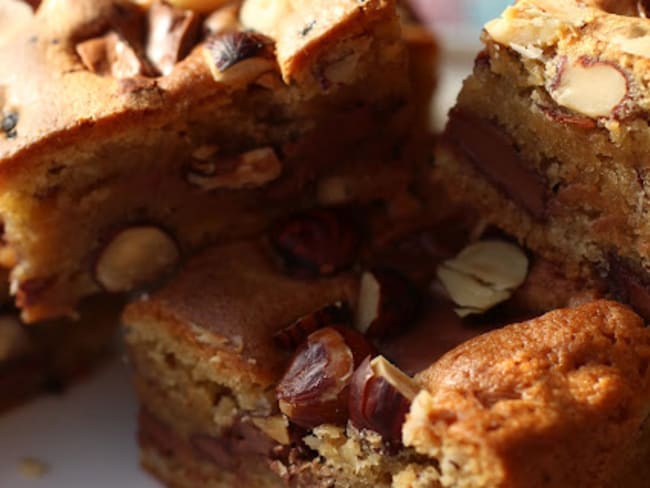 Blondies noisettes et chocolat au lait pour le goûter