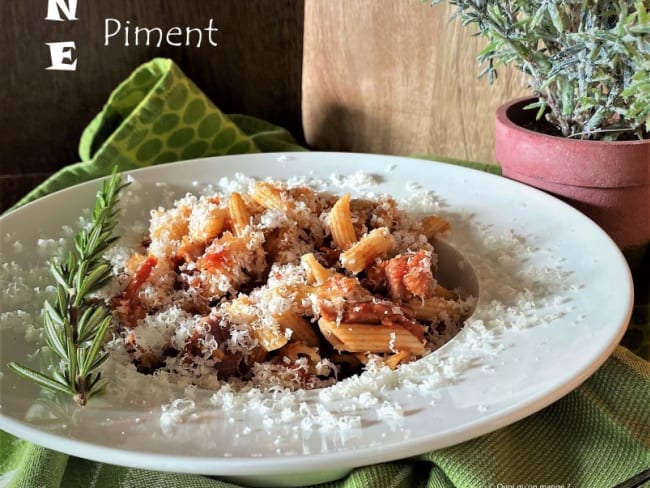 Penne à la tomate, lard, oignon et piment