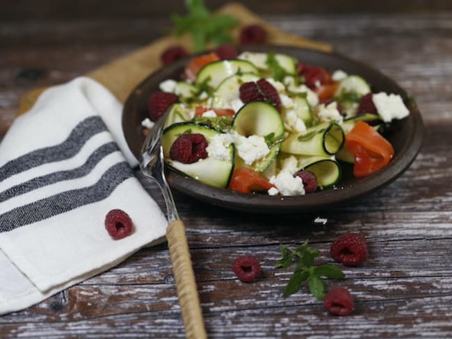 Salade courgettes à la féta framboises et huile d'olive au basilic