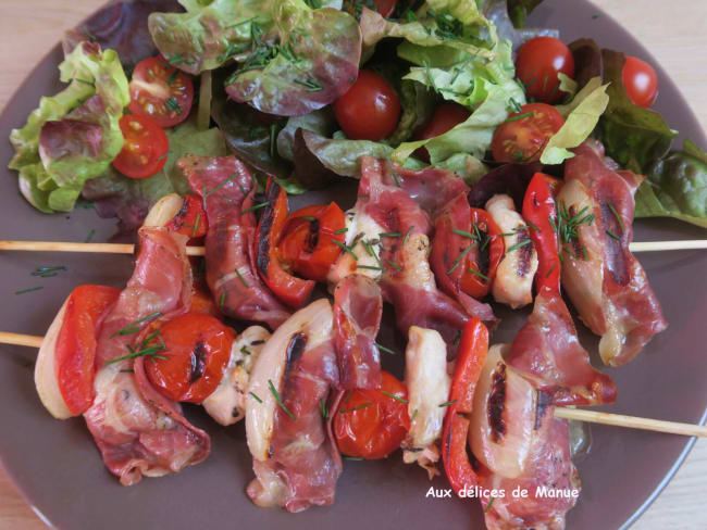 Brochettes de poulet mariné au poivron enroulé de coppa, au grill-plancha ou au barbecue