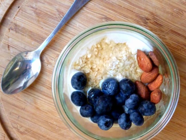 Overnight oat porridge équilibré aux myrtilles, amandes et sirop d'agave