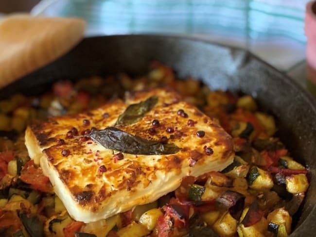 Feta rôtie au four sur légumes d’été