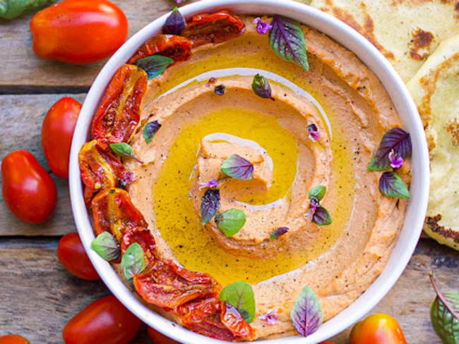 Houmous aux tomates rôties pour l'apéritif