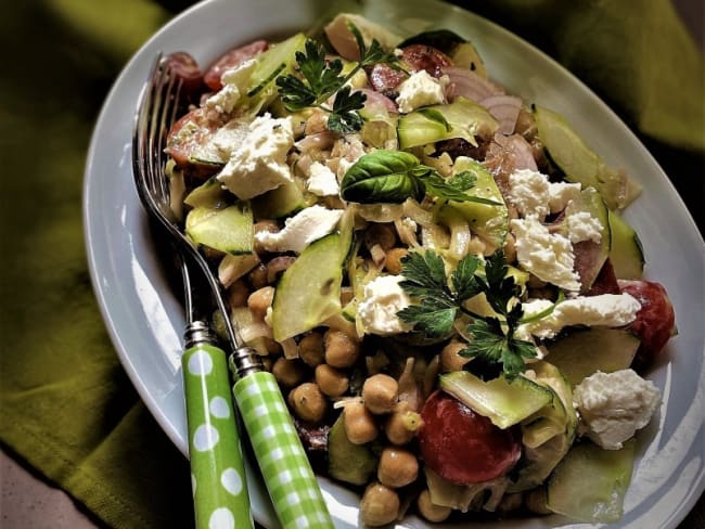 Salade d’été aux pois chiches et légumes de la ferme