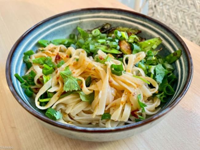 Nouilles à l'huile piquante et légumes sautés au wok