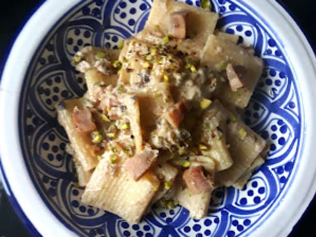 Paccheri à la crème, burrata, pistaches et guanciale