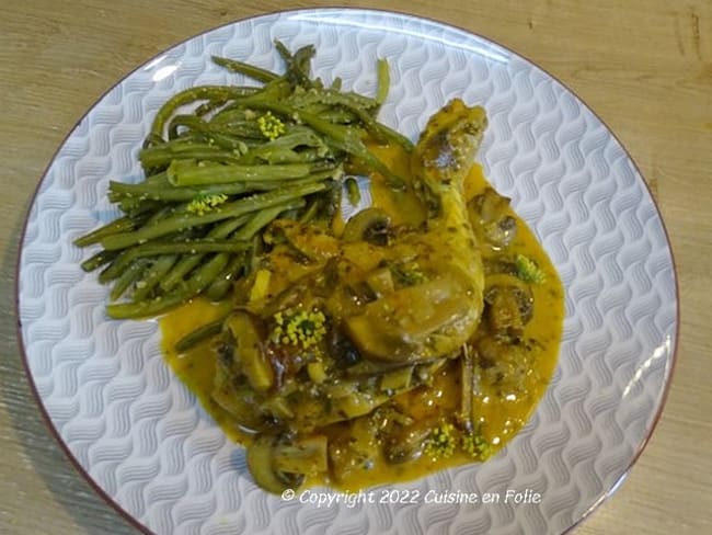 Cuisses de poulet aux champignons bruns et à la cancoillotte au vin jaune