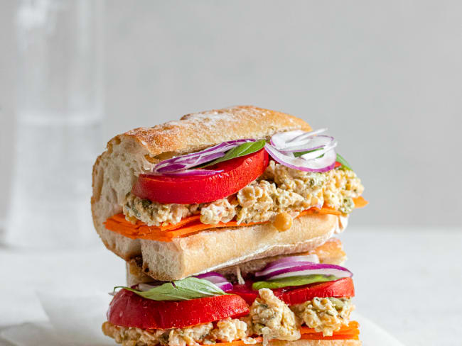 Sandwich aux pois chiches et oignons rouges vegan