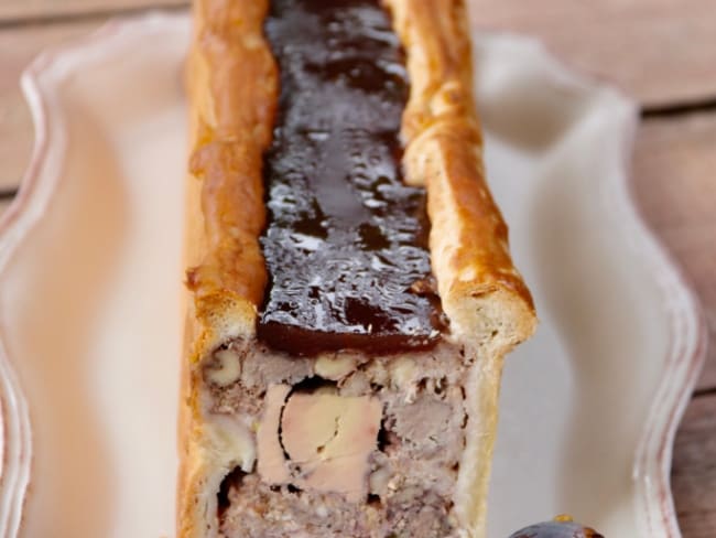 Pâté en croûte au canard, figues et noix