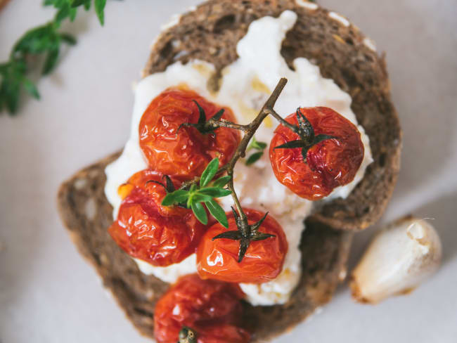 Tartine veggie aux tomates rôties et burrata