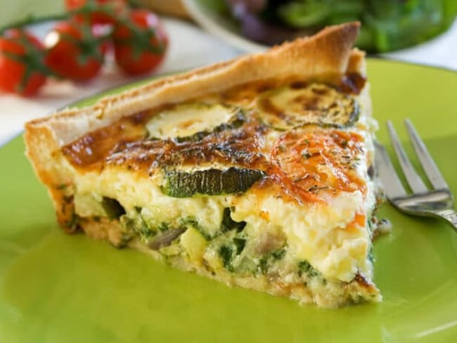 Quiche de courgettes fraîches et thon, parfaite pour un déjeuner léger