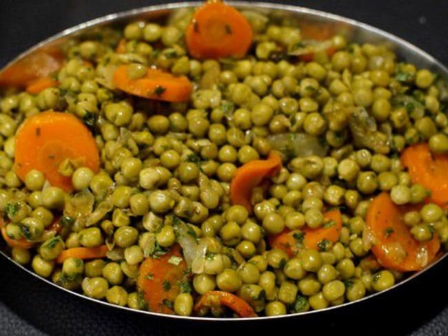 Préparer des petits pois et carottes en conserve poêlés