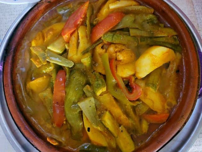 Tajine de poulet marocain traditionnel aux légumes