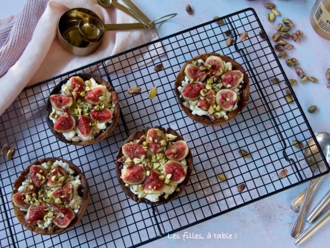 Tartelettes à la brousse, figues et pistaches