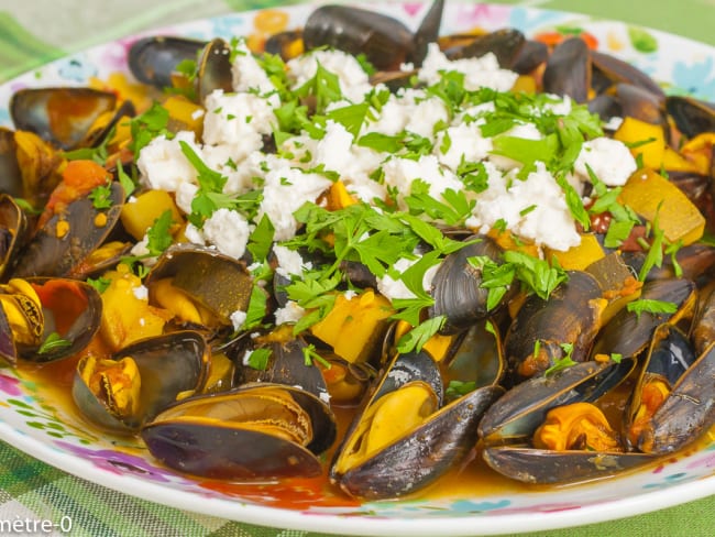 Moules aux courgettes, curry et feta grecque