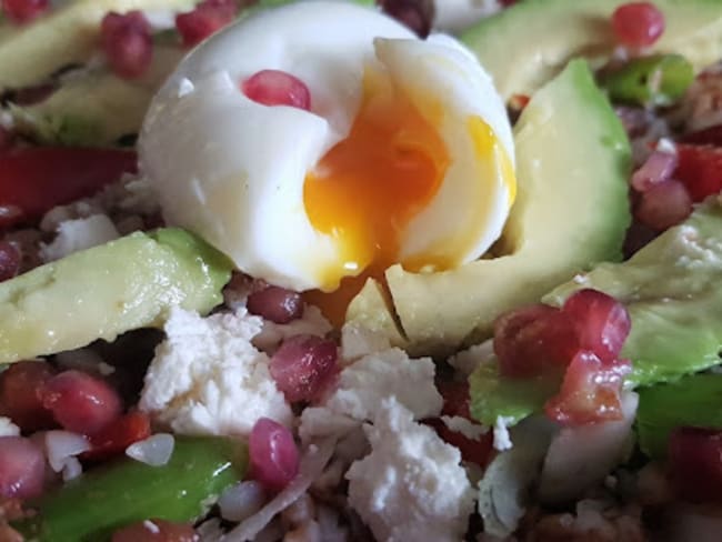 Salade complète aux sarrasin grillé, feta, avocat et œuf mollet