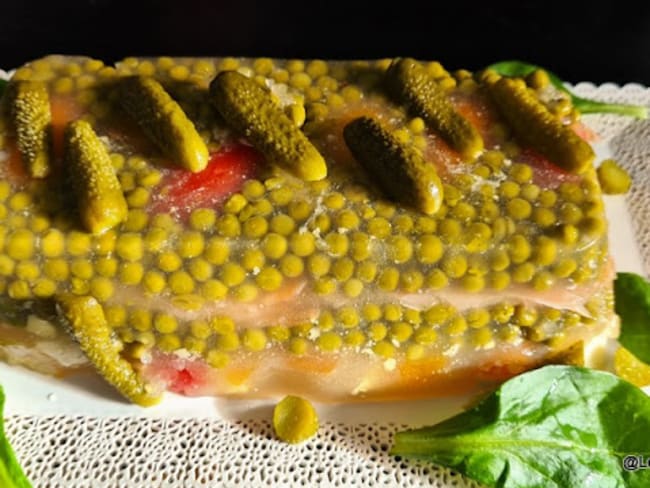 Aspic d’œuf, petits pois et saumon fumé ou terrine en gelée