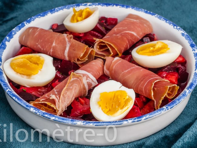 Salade de tomates, betteraves rouges, jambon cru et œuf dur