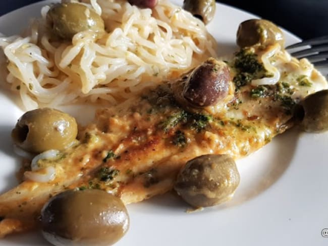 Sole à la sauce crème-curry et aux olives noires et vertes