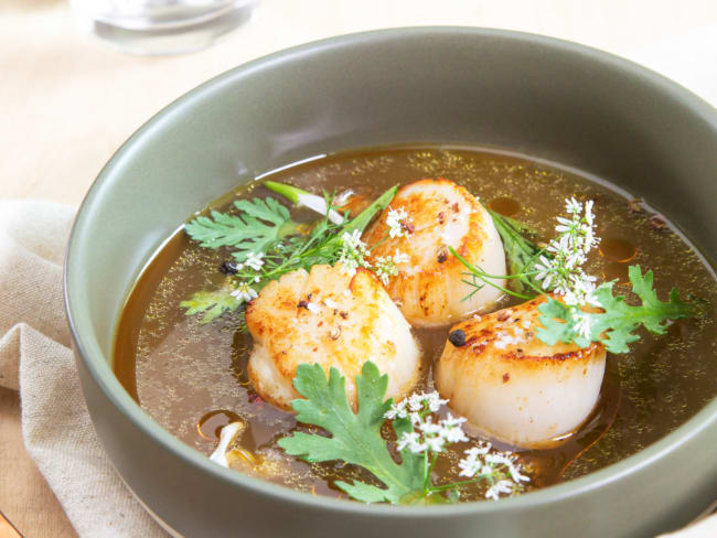 Bouillon façon ramen et noix de Saint-Jacques de la baie de Saint-Brieuc (Bretagne)