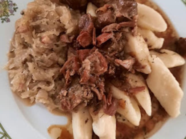 Kluskis ou kopytkis, choucroute et échine de porc