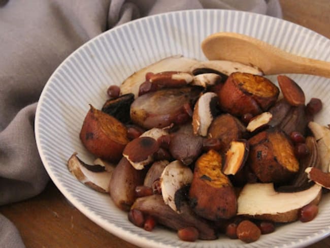 Salade tiède de patate douce, échalote, champignon, grenade et amande