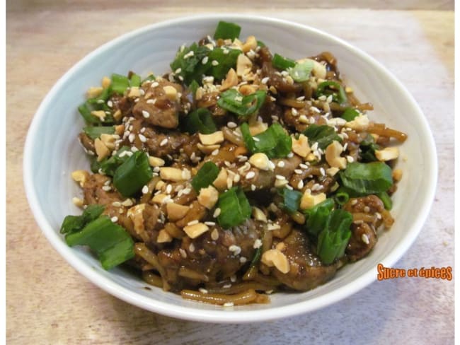 Nouilles udon au porc et aux champignons : un plat asiatique simple