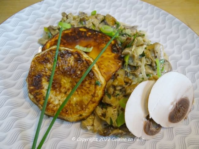 Céleri rave en steaks, rôtis à l'huile de coco, poêlée de champignons