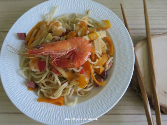 Ramen aux saveurs asiatiques de crevettes, poivrons, carottes et pousses de bambou