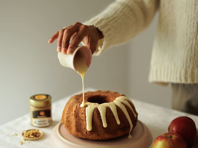 Gâteau bundt mignon et délicieux aux pommes, aux épices et à l’érable