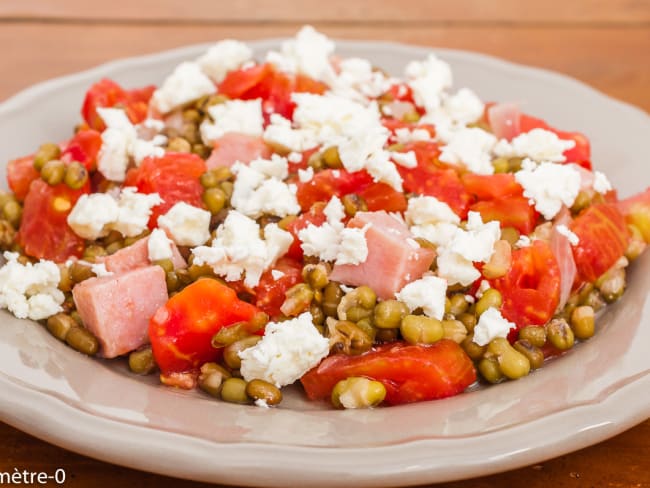 Salade de haricots mungo, jambon, tomates et fêta pour une lunch box