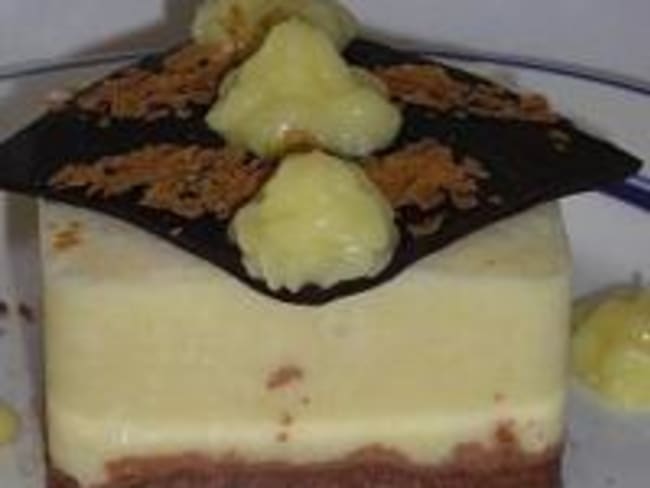 Mousse à l'Ananas sur Praliné Feuilleté