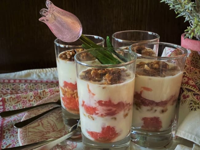 Parfait de yaourt au pamplemousse et au granola maison