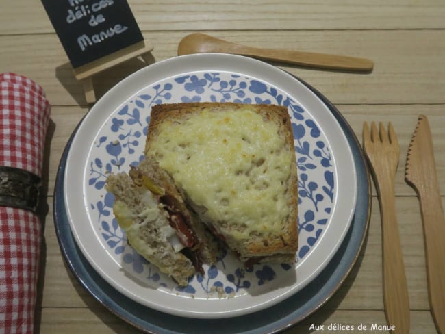 Croque monsieur à la viande des grisons, poivrons, oignons et chèvre