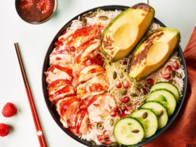 Pokebowl de homard, avocat grillé, grenade, concombre, fèves et vinaigrette à la framboise