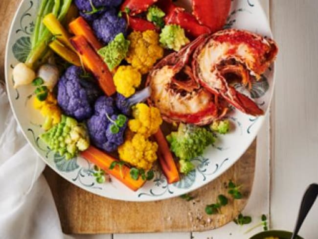 Homard façon aïoli, choux fleur violet et petits légumes (carottes de couleurs, mini navets...)