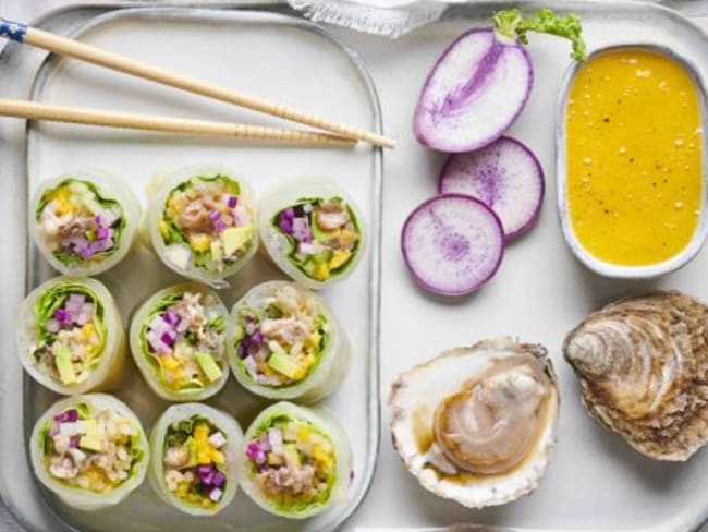 Bouchées de rouleaux de printemps d'huîtres et mangue, concombre et avocat