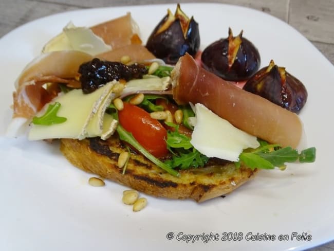 Pain perdu salé à la Tomme de brebis, jambon cru, confiture de cerises noires et roquette, figues rôties