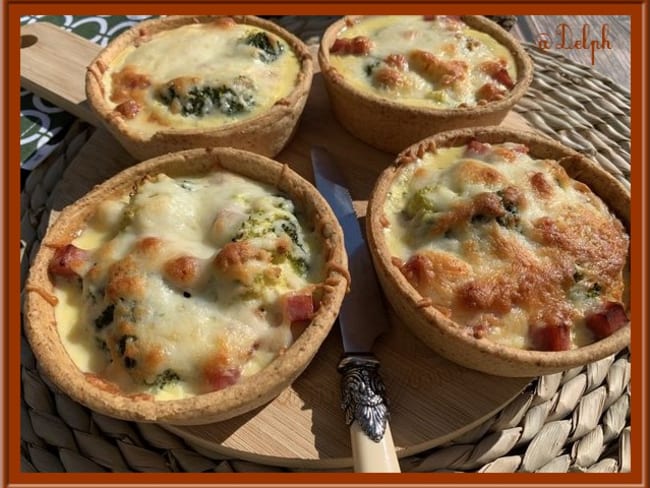 Petites quiches feuilletées au jambon et brocoli