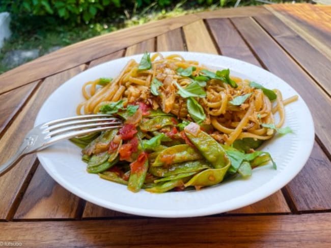 Linguine bien relevés à la sauce de soja et pois gourmands