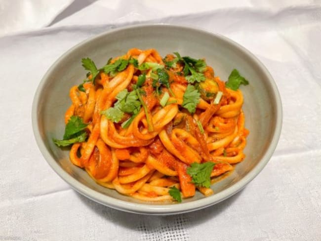 Nouilles udon sautées pimentées à la tomate