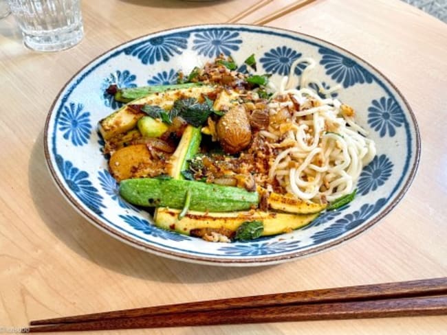 Wok de nouilles aux courgettes et saucisses végétariennes au tofu