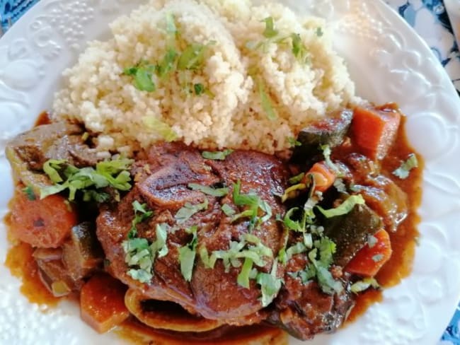 Tajine d’agneau aux pruneaux et légumes en cocotte