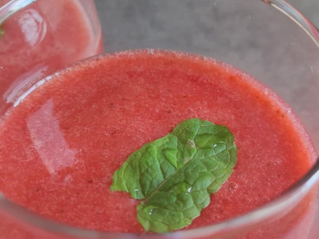 Soupe froide de fraises à la menthe express pour l'été