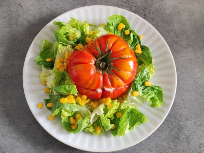 Tomate crue farcie au thon : une entrée économique