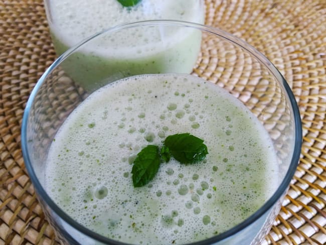 Soupe froide d'été de concombre à la menthe