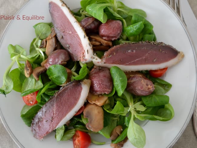 Salade de mâche au magret de canard séché, aux gésiers et aux champignons de Paris