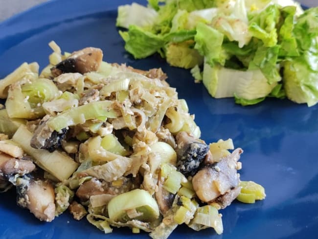 Œufs brouillés aux poireaux et champignons