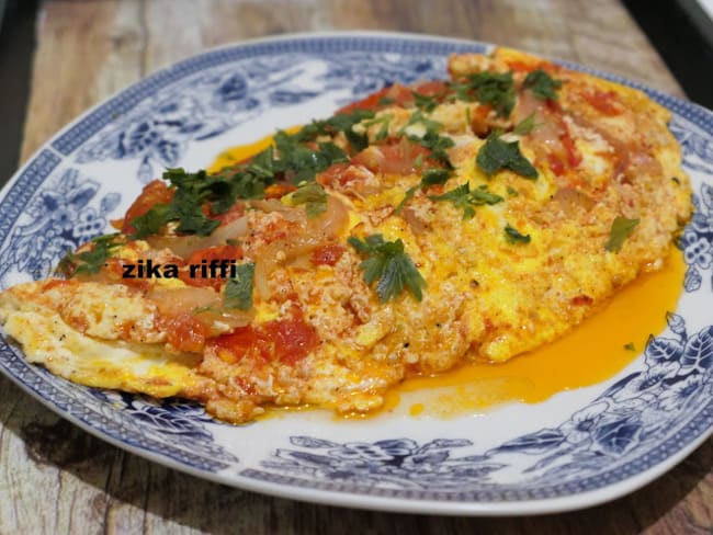 Omelette espagnole aux tomates, oignons, jambon et œuf idéale pour repas du soir