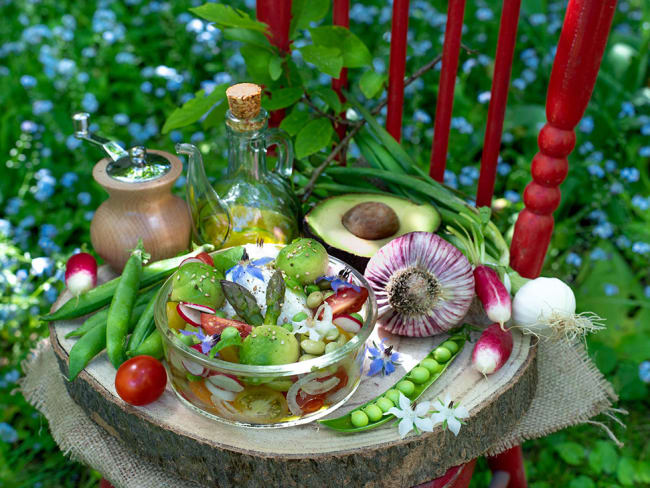 Salade fraîche aux légumes de printemps (petits pois, fèves, asperges...)